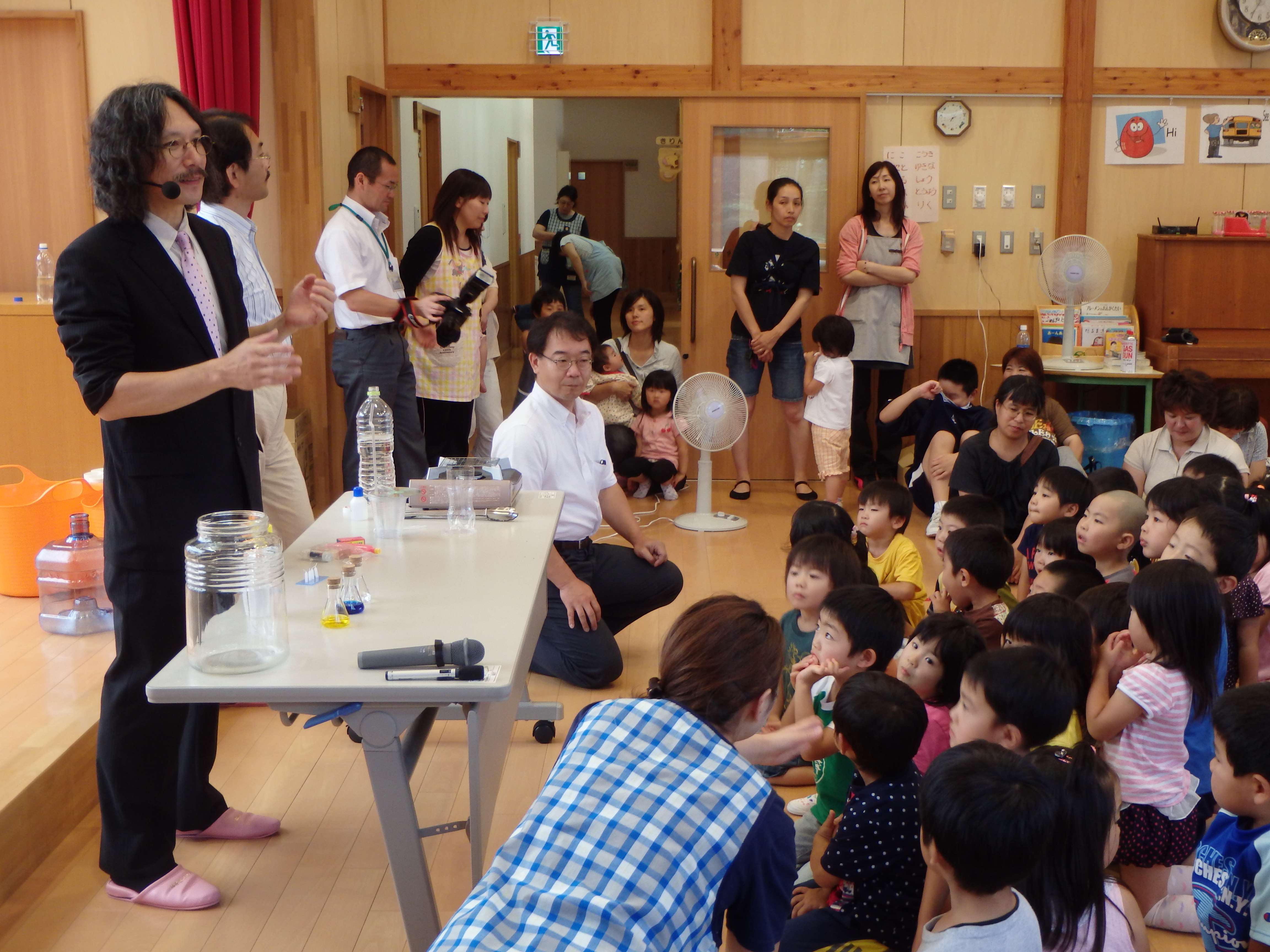子ども向けサイエンスショーと英語の読み聞かせの様子
