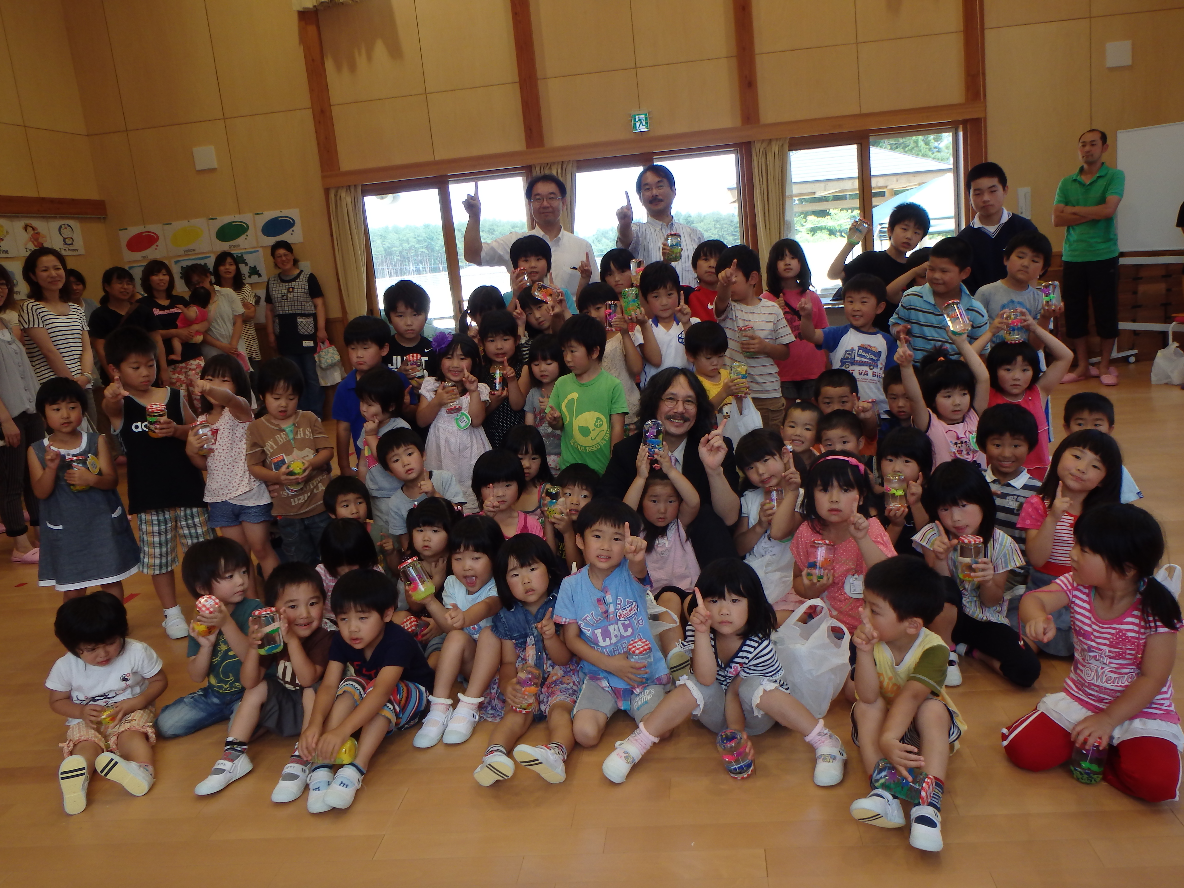 子ども向けサイエンスショーと英語の読み聞かせの様子