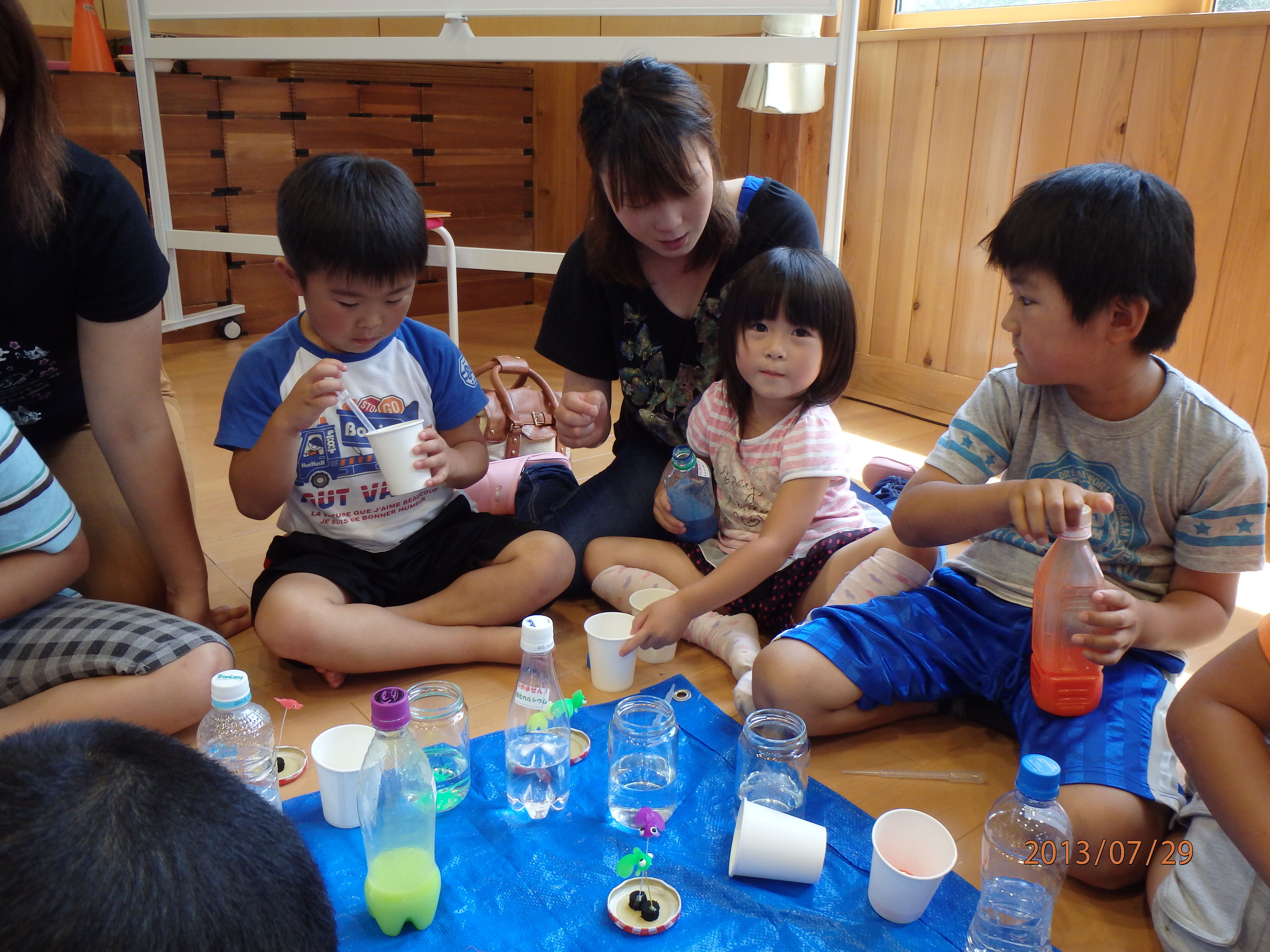 子ども向けサイエンスショーと英語の読み聞かせの様子