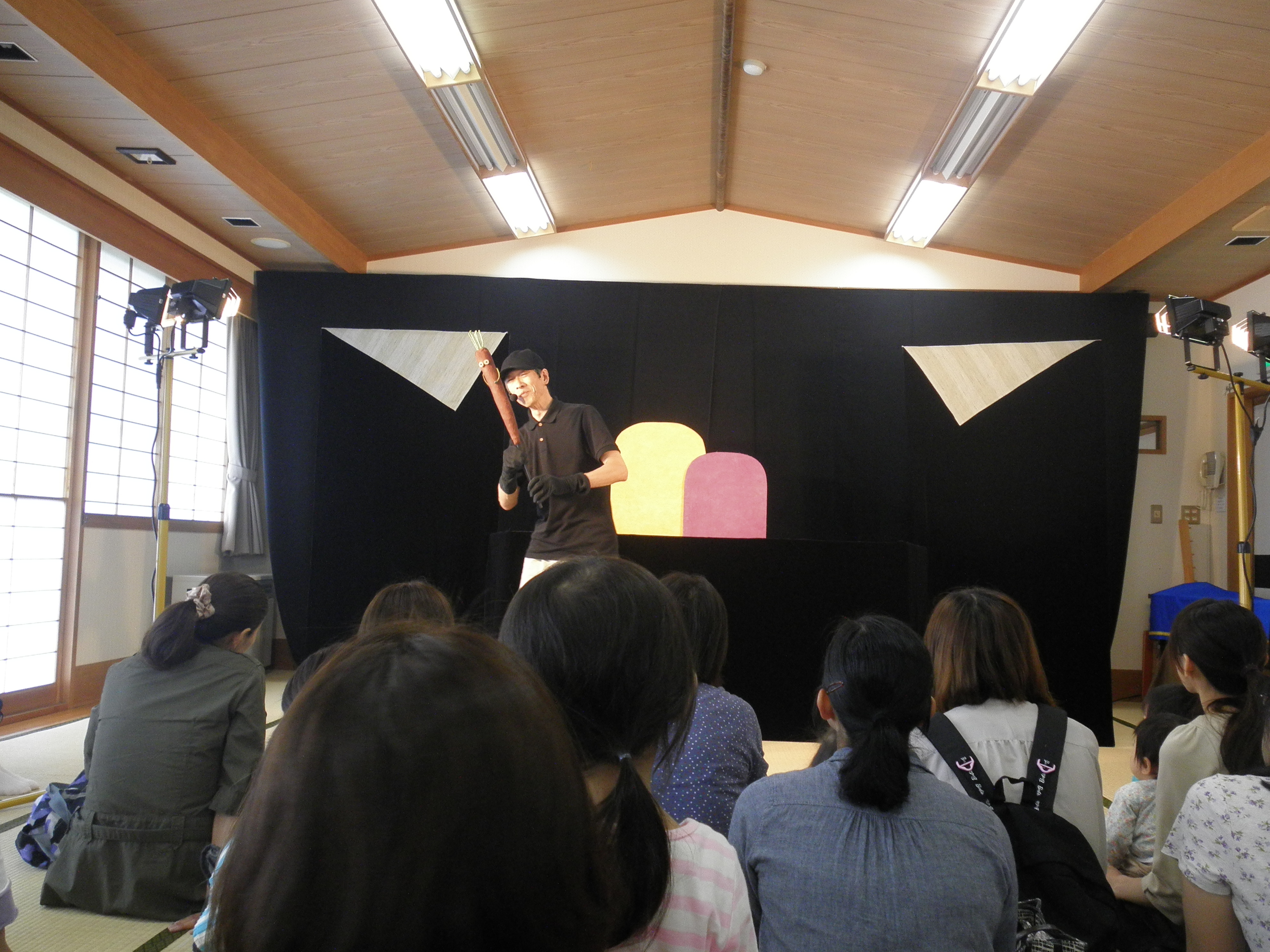人形劇と木のおもちゃの広場の様子