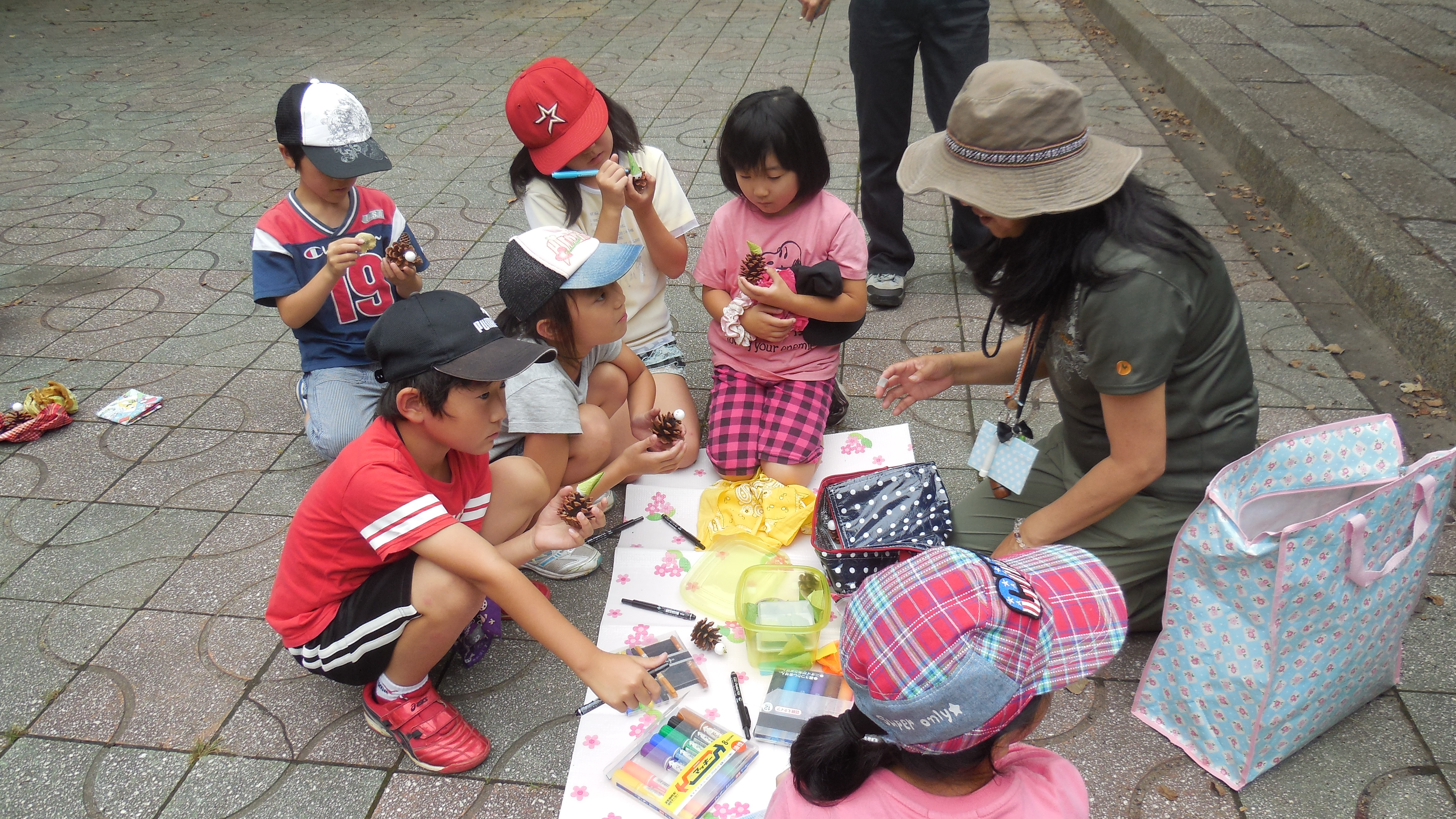 前九年公園の秘密をさぐるネイチャーゲーム「なつの自然とあそぼう」の様子
