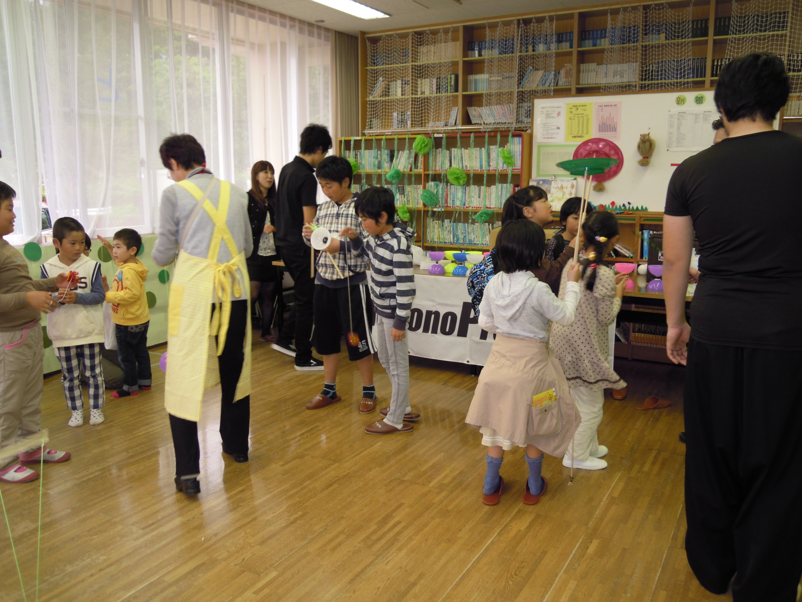 じどうかんまつり　ざわざわの森。楽楽フェスタの様子