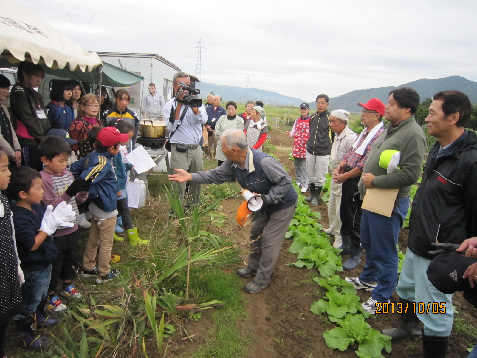 深めよう親子の絆　親子で野菜を育てよう　第１回「苗植え」第２回「収穫祭」の様子