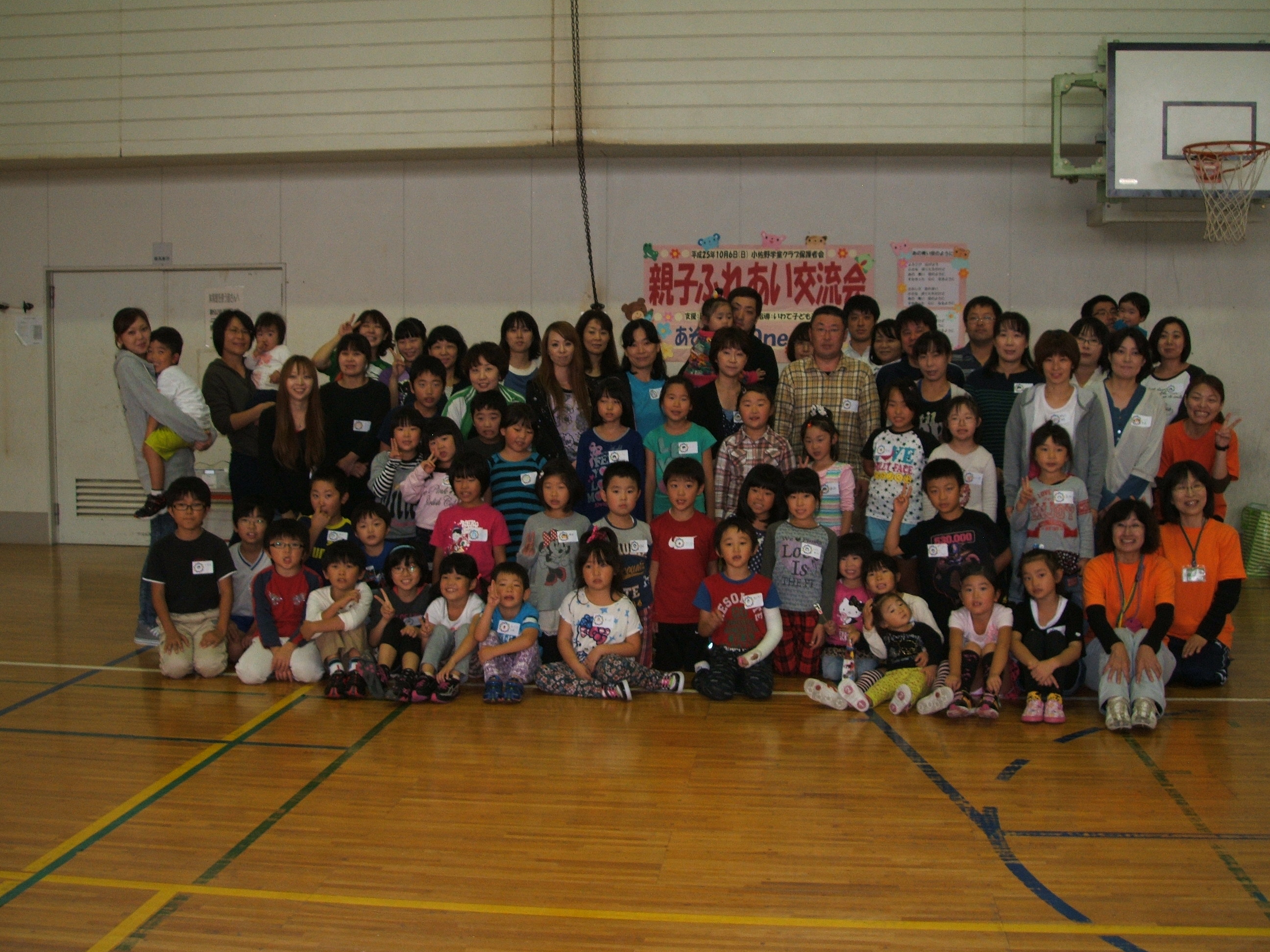 親子ふれあい交流会　クラフト・わらべうたなどの様子