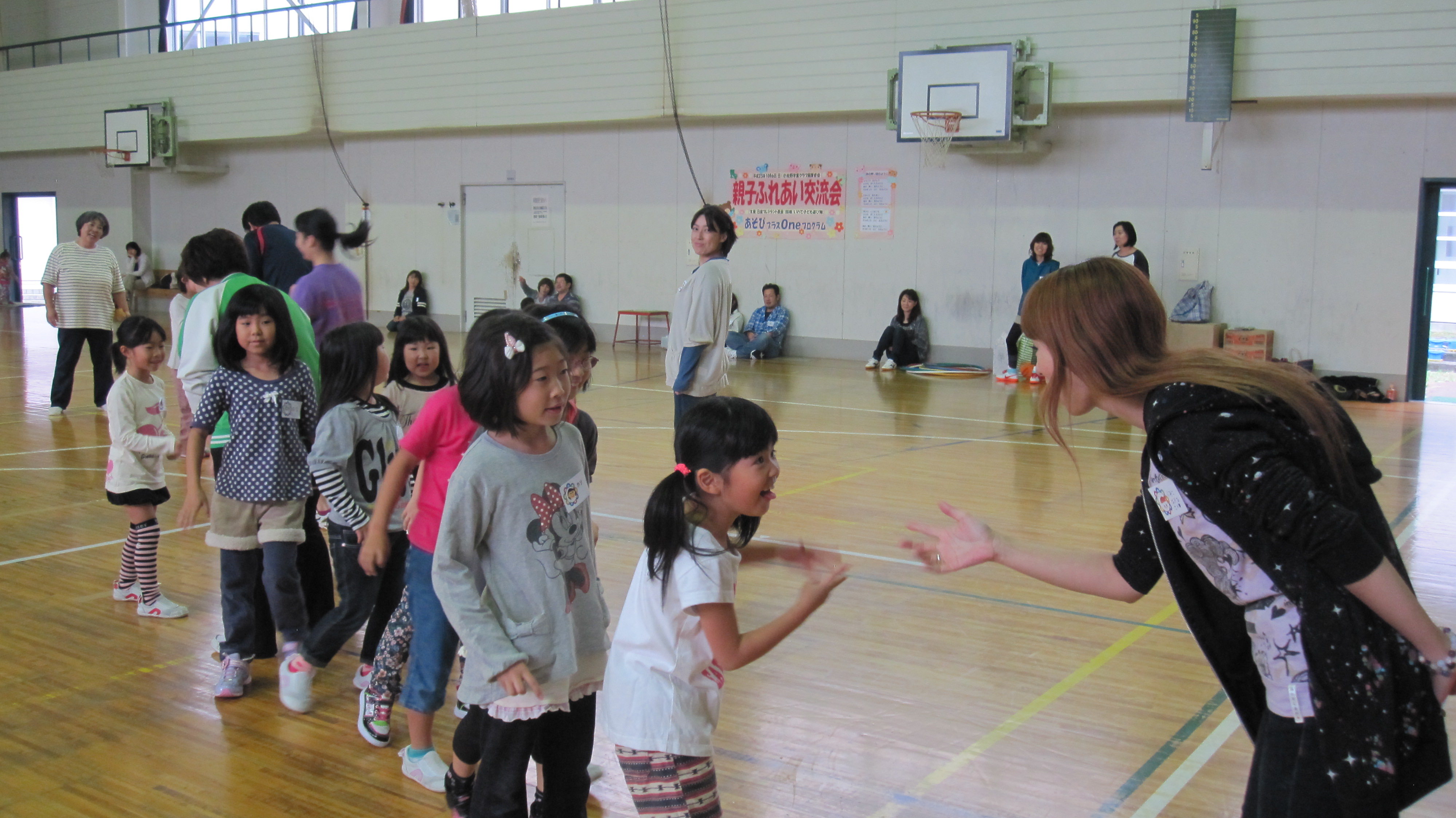親子ふれあい交流会　クラフト・わらべうたなどの様子
