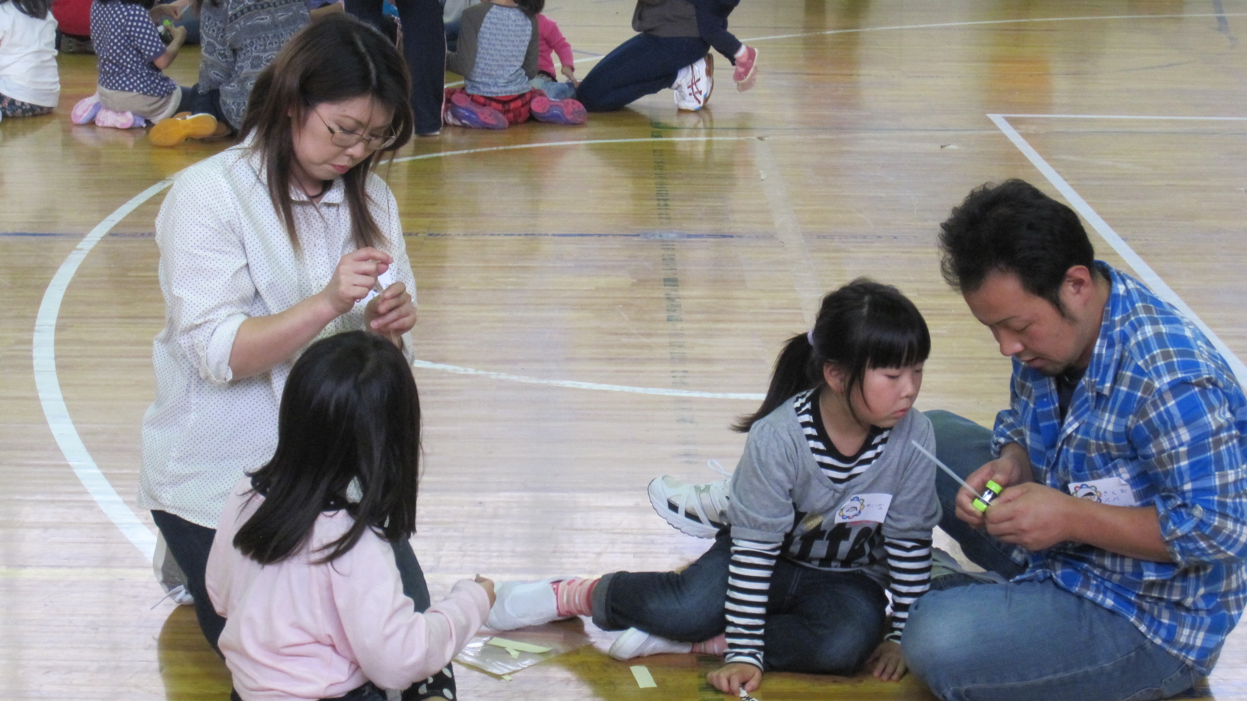 親子ふれあい交流会　クラフト・わらべうたなどの様子