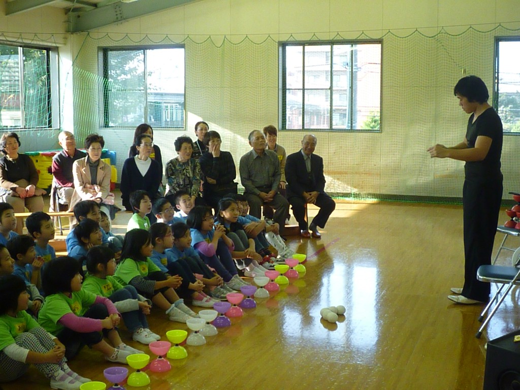 「あそびプラスOne～見てみよう！さわってみよう！！初めてのディアボロ～」の様子