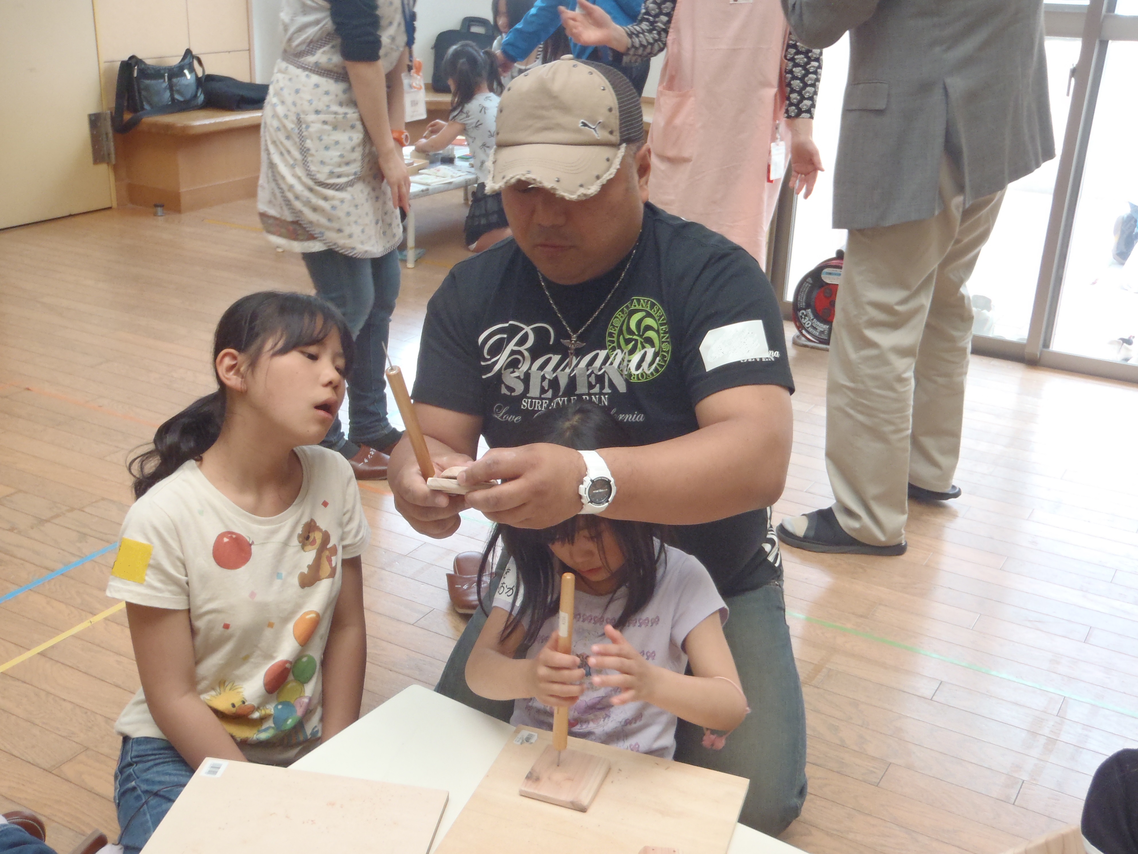 親子でカスタネットつくりの様子