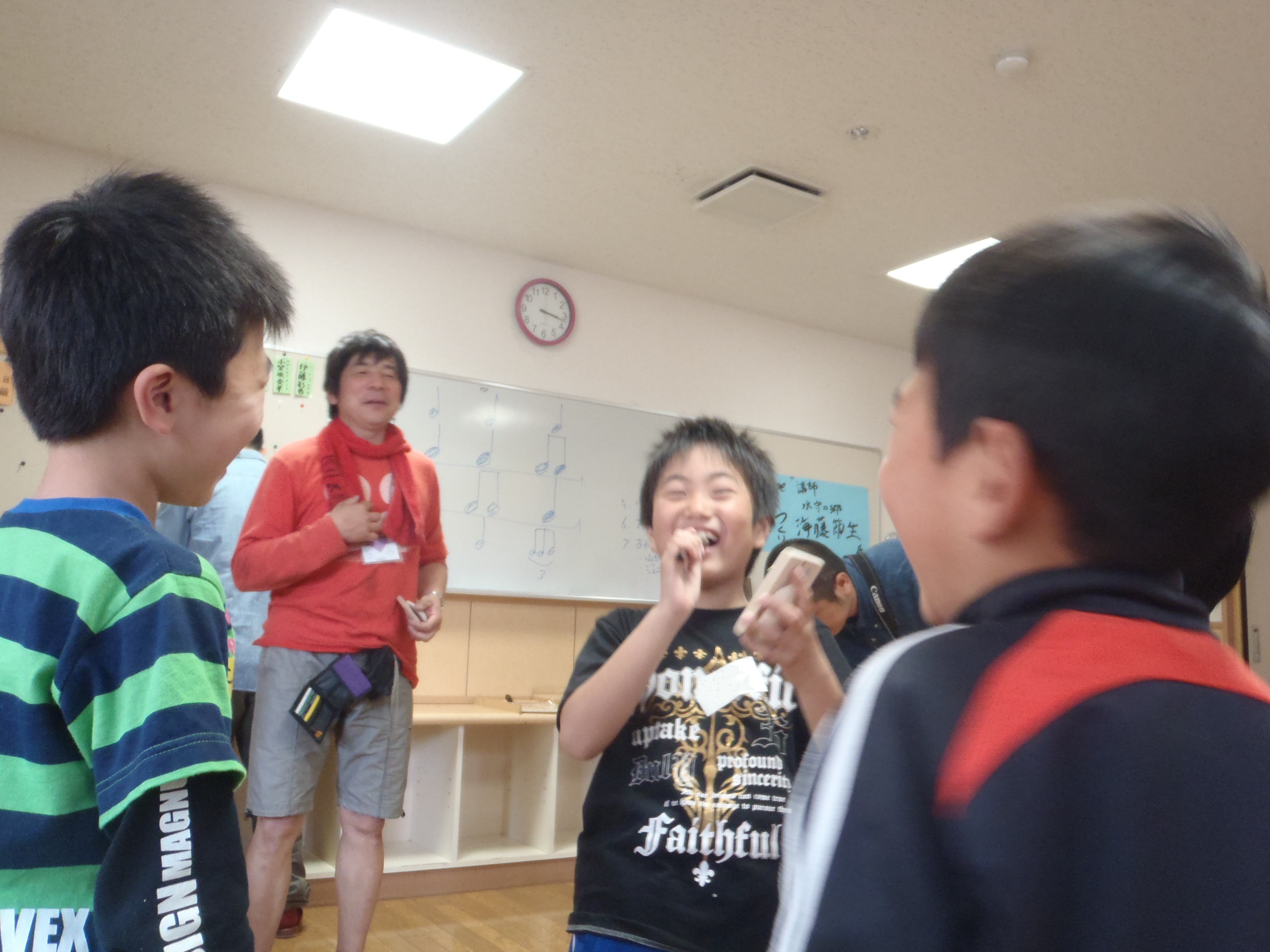 親子でカスタネットつくりの様子