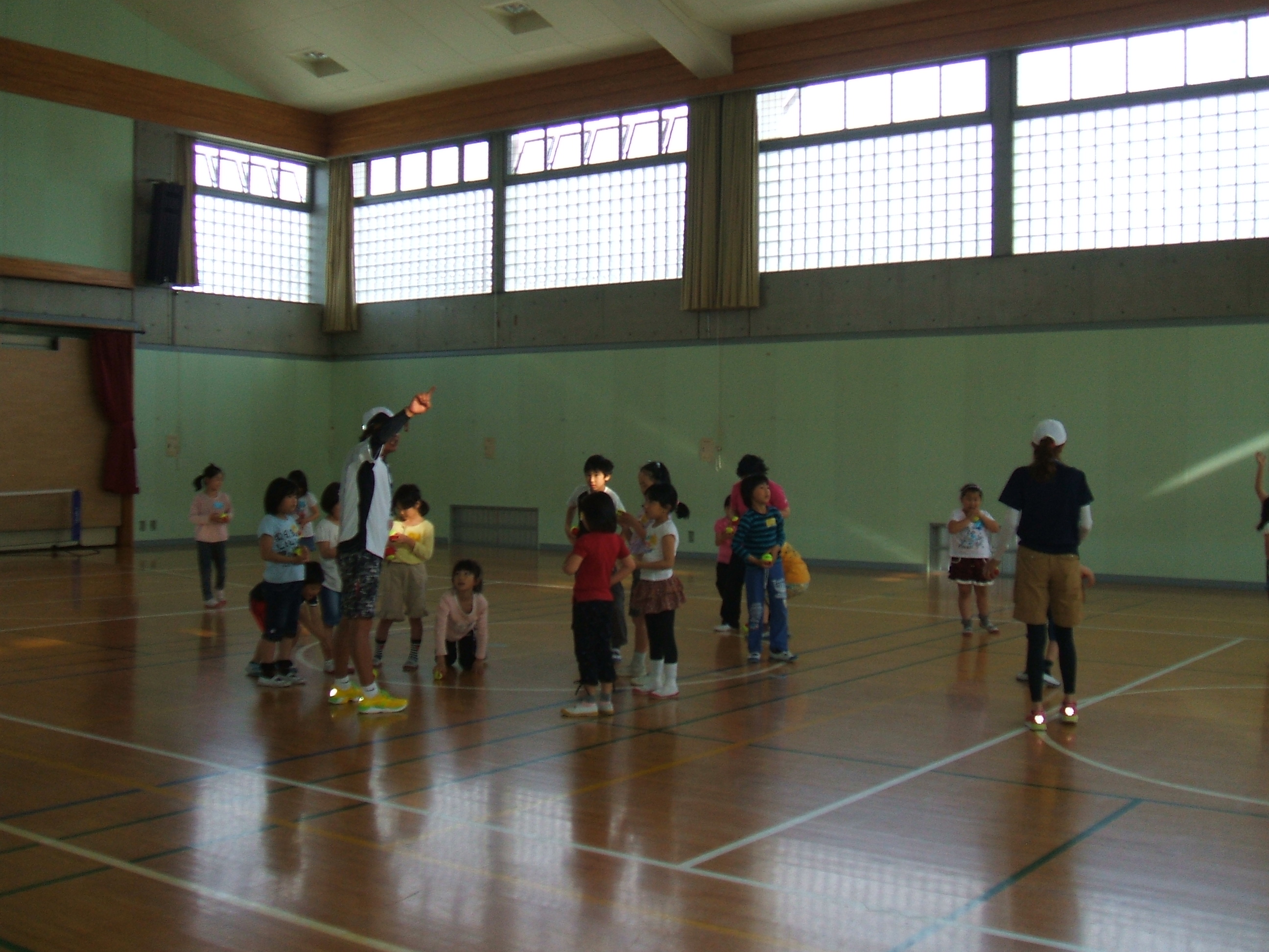 春だ！スポーツだ　小学生テニス教室の様子