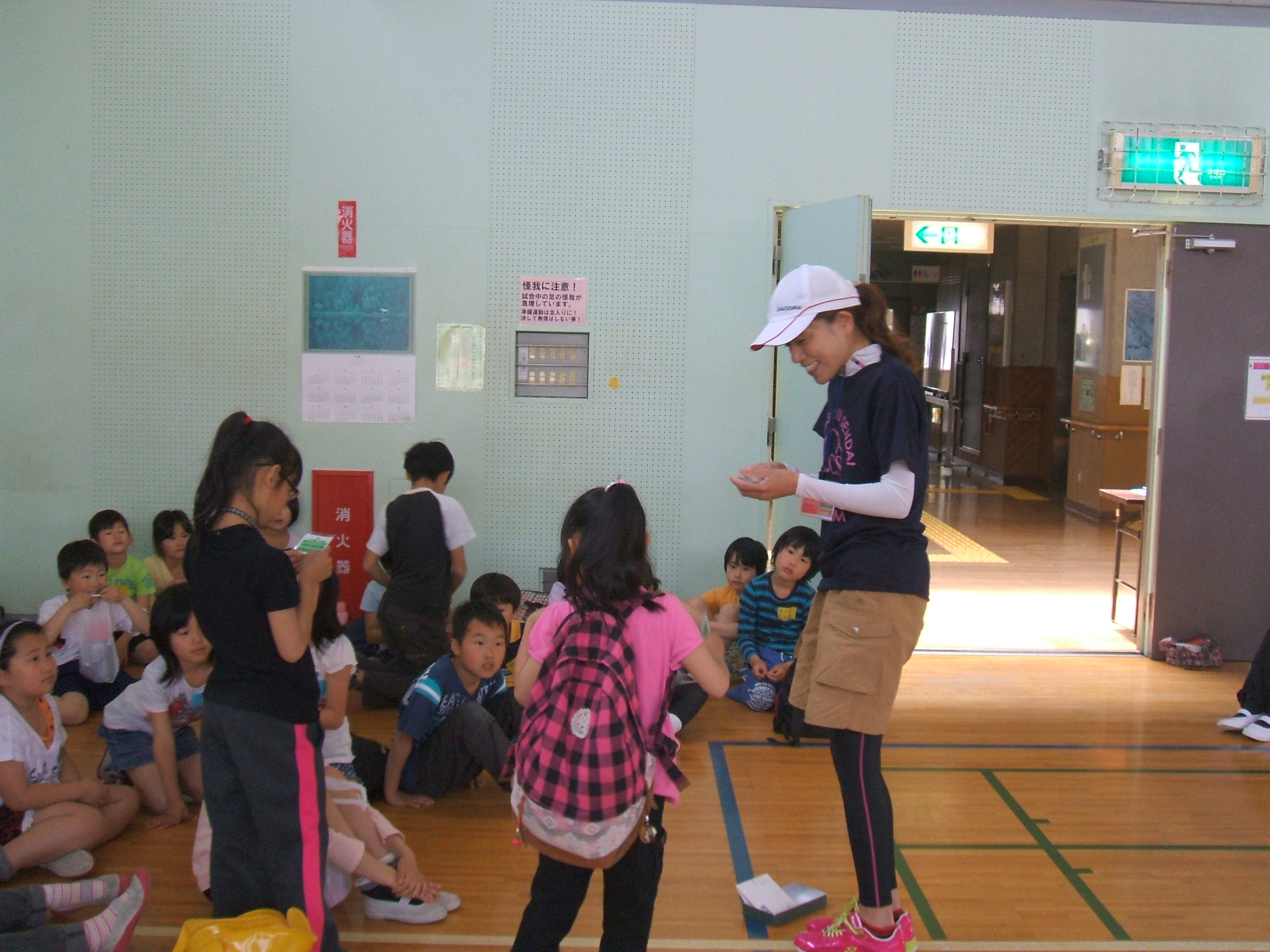 春だ！スポーツだ　小学生テニス教室の様子