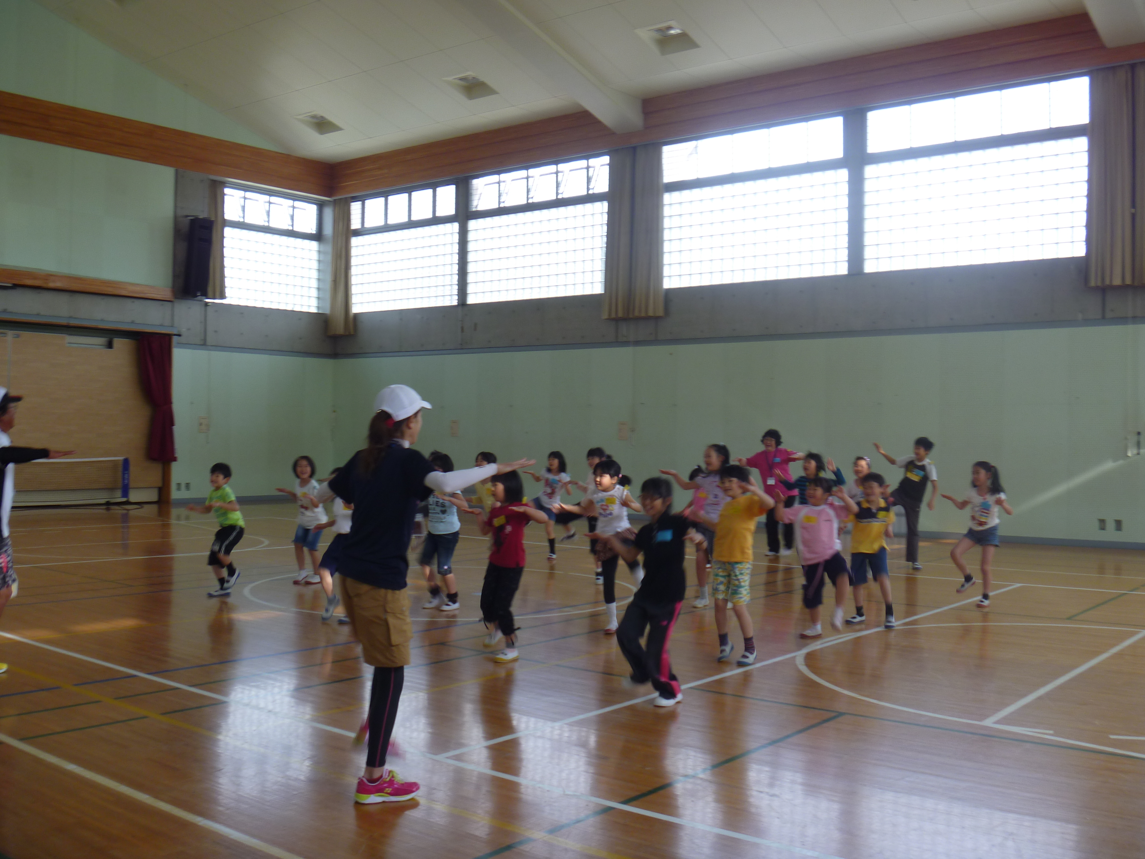春だ！スポーツだ　小学生テニス教室の様子