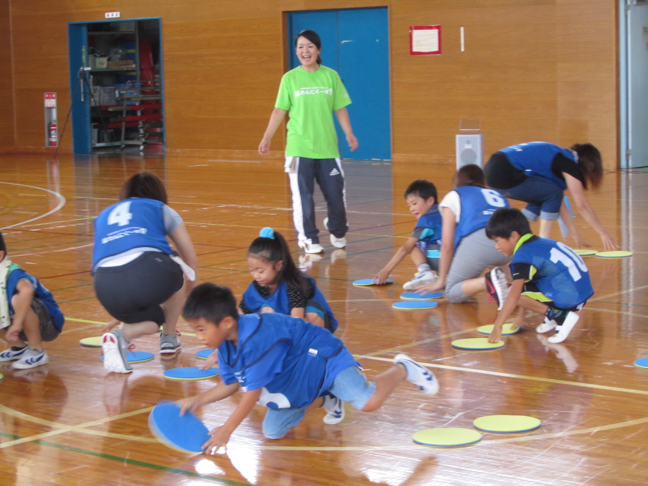 親子で楽しむ運動遊びの様子