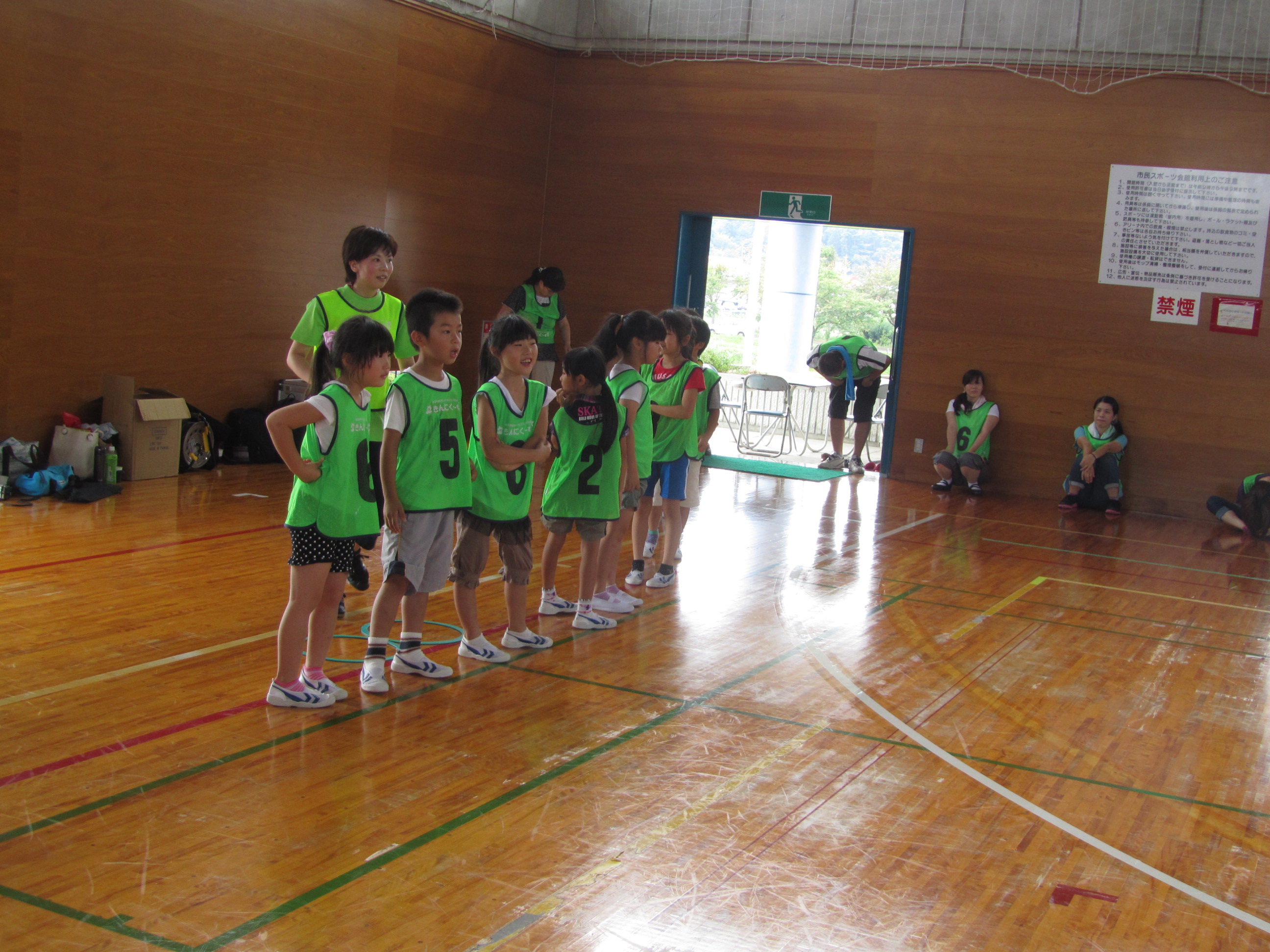 親子で楽しむ運動遊びの様子
