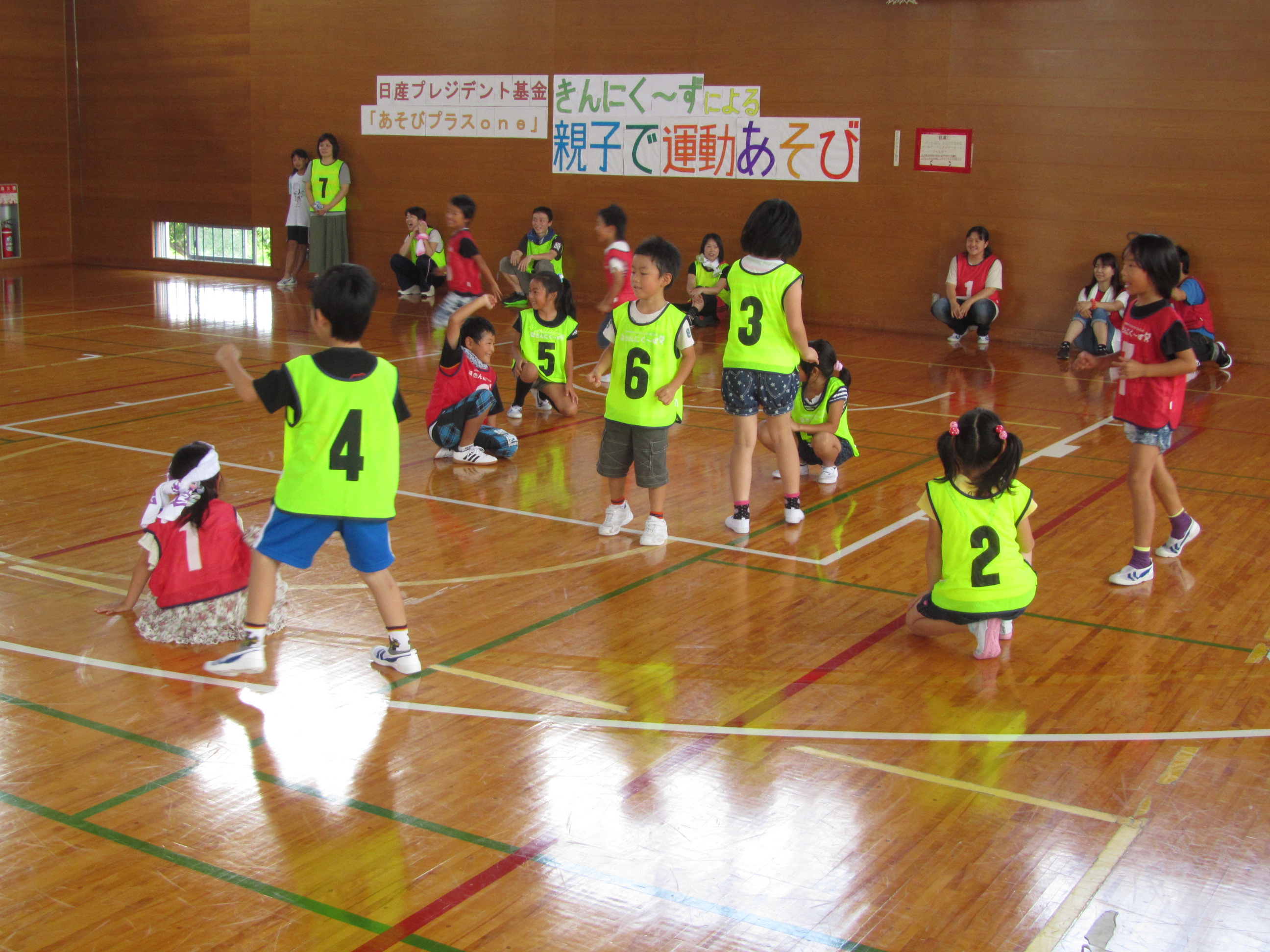 親子で楽しむ運動遊びの様子