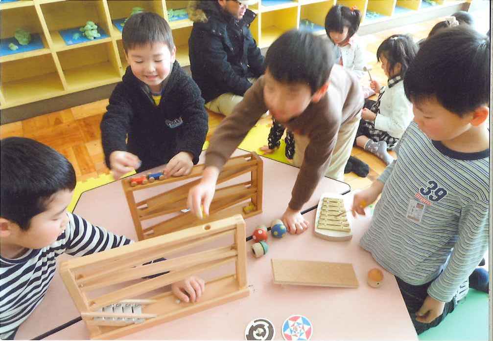 人形劇とおもちゃのひろばの様子
