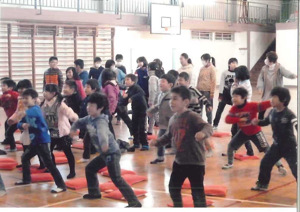 出前での表現活動の様子