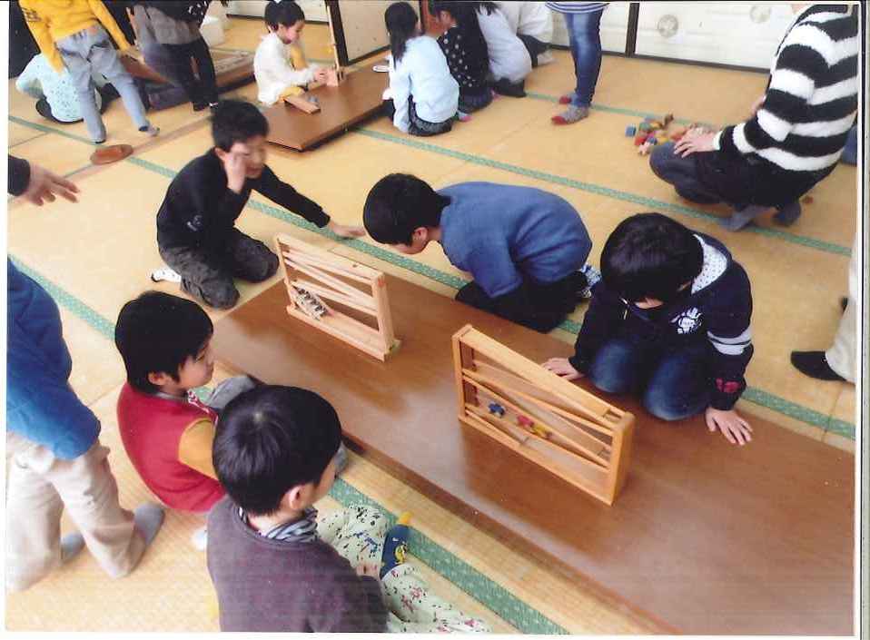 人形劇　おもちゃの広場の様子