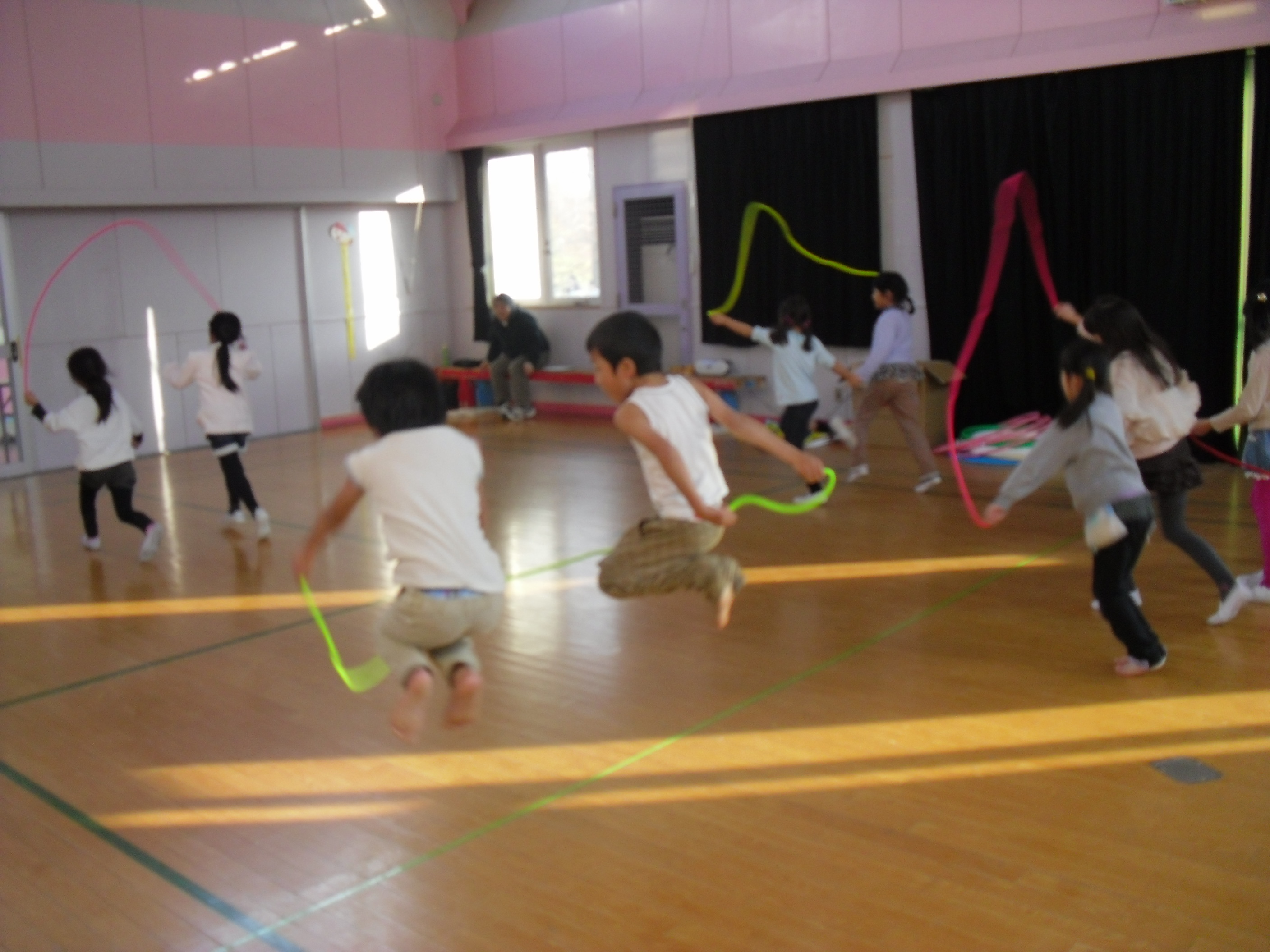 新体操にチャレンジ！の様子