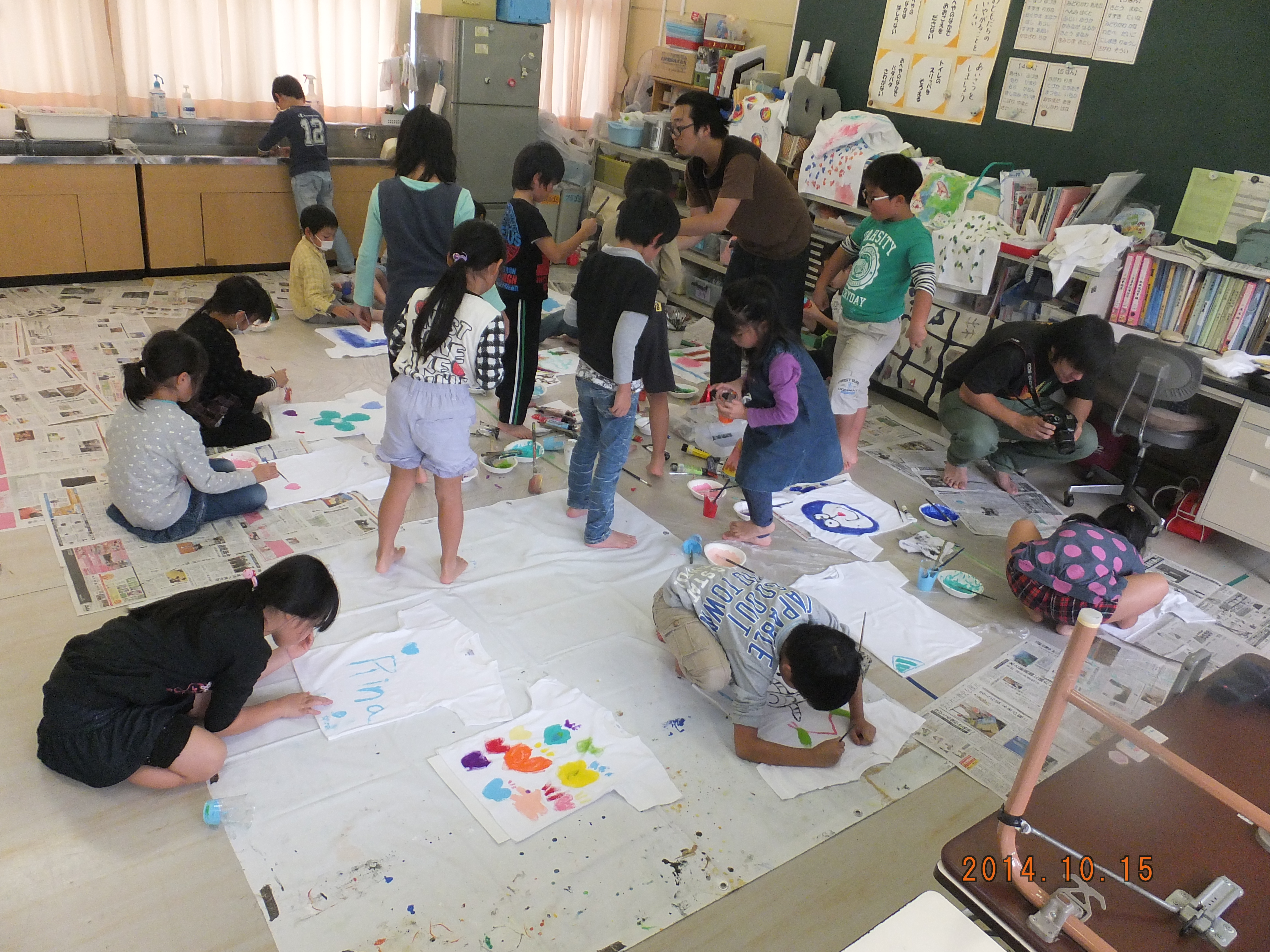Tシャツペイント、三角帽子ペイント、絵の具でアートを体験しよう！の様子