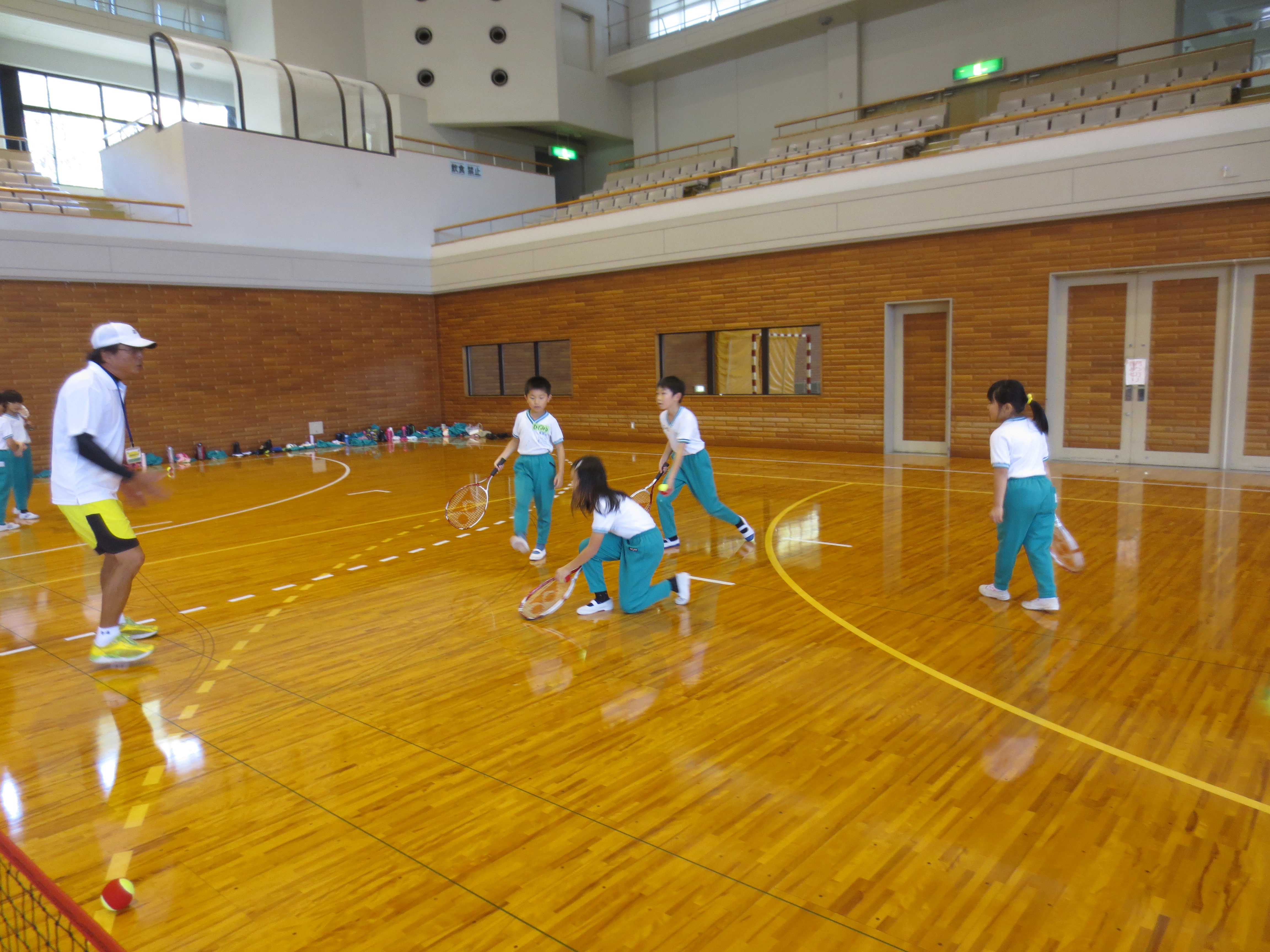 テニスにチャレンジ！の様子