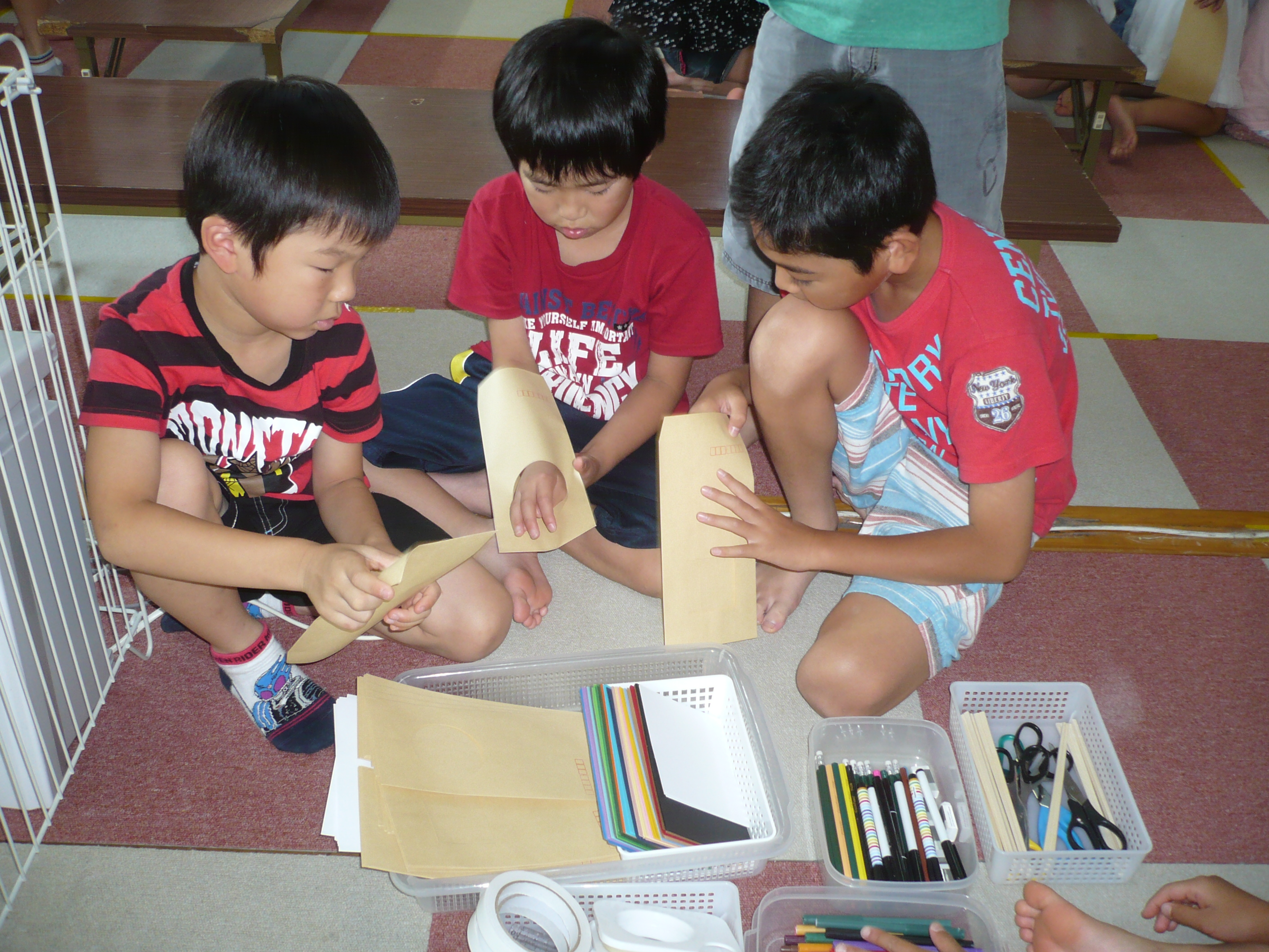 封筒紙工作をつくろう！！の様子