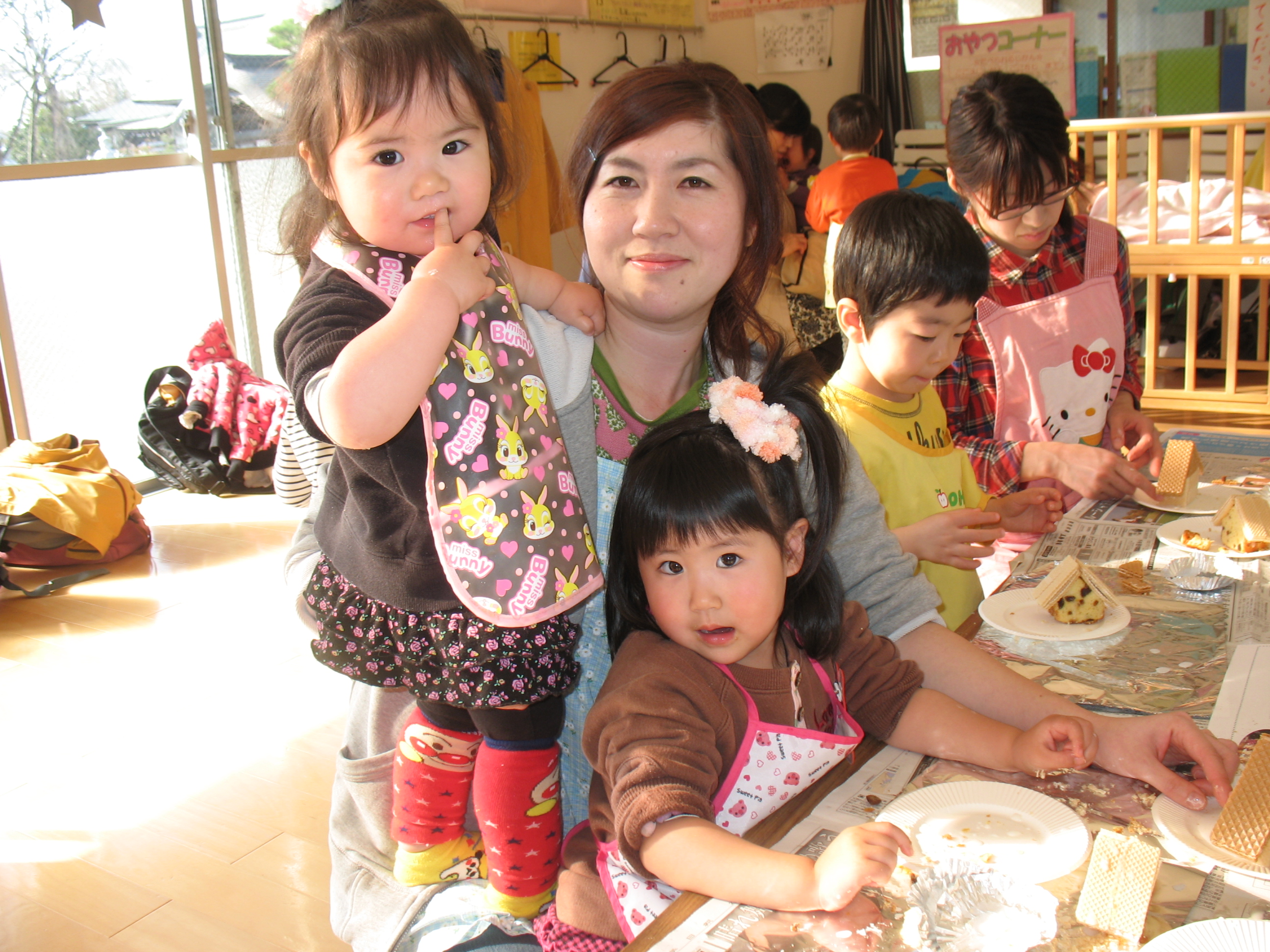 幼児クラブ・ひよこクラブ合同「つくってたべよう」の様子